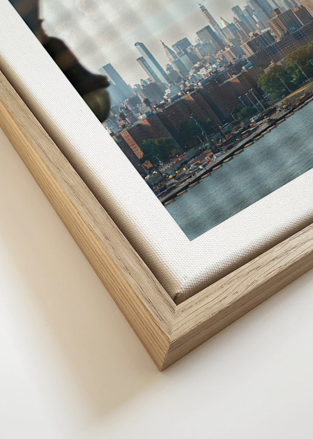 Stadtbild mit Skyline durch ein Fenster
