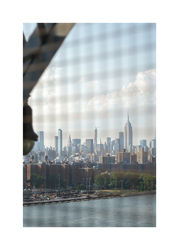 Stadtbild mit Skyline durch ein Fenster