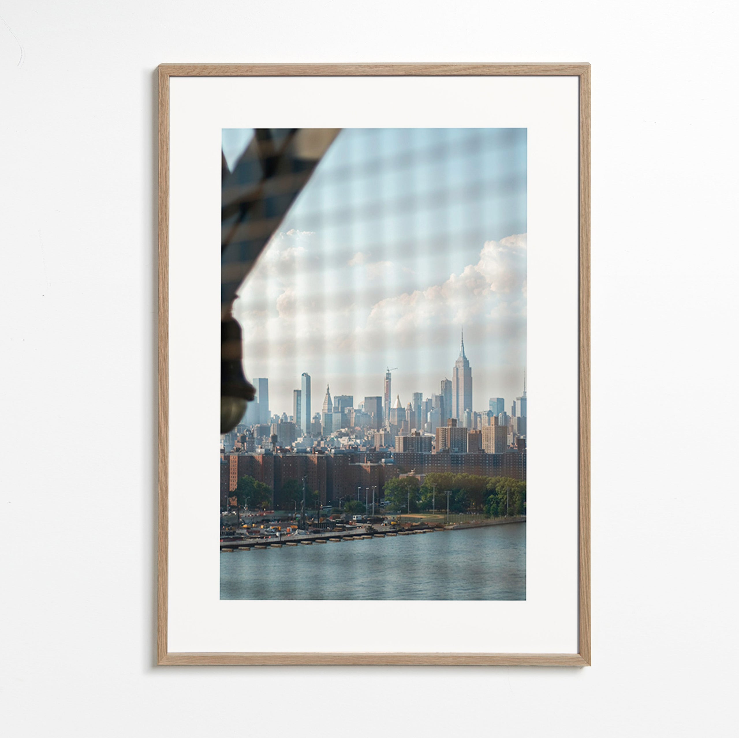 Stadtbild mit Skyline durch ein Fenster