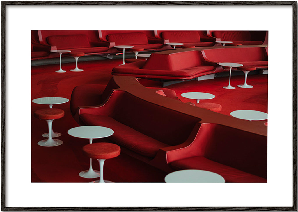 Rote Lounge-Fotografie mit geschwungenen Sitzen