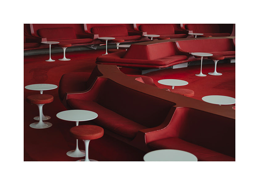 Rote Lounge-Fotografie mit geschwungenen Sitzen