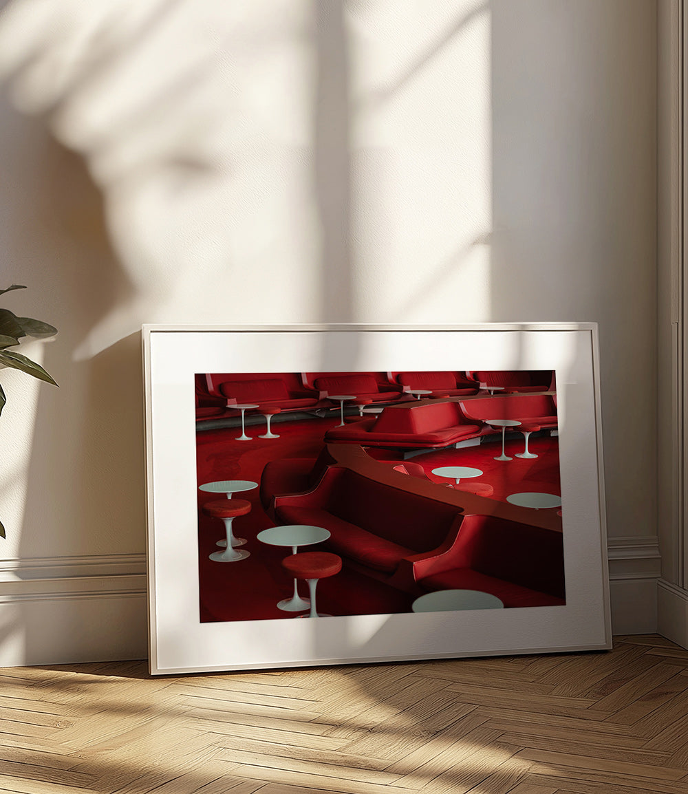 Rote Lounge-Fotografie mit geschwungenen Sitzen
