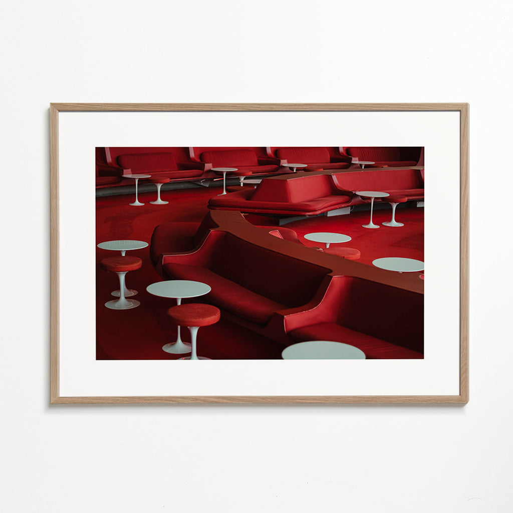 Rote Lounge-Fotografie mit geschwungenen Sitzen