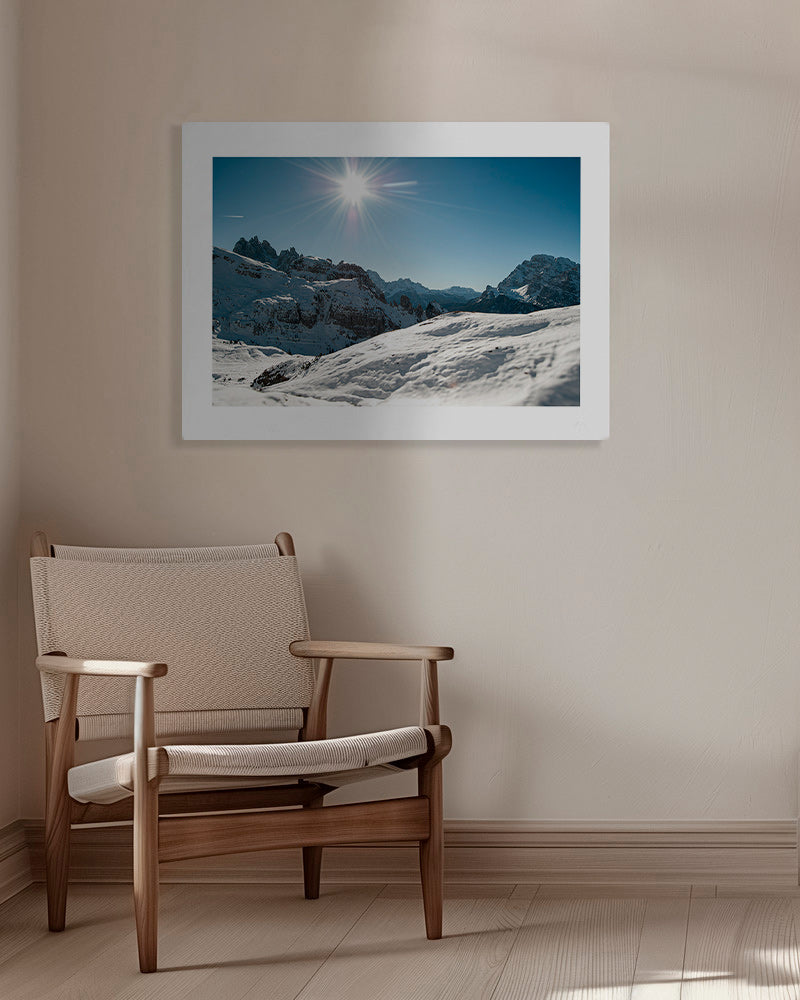 Landschaftskunst: verschneite Bergkette mit hellem Sonnenschein