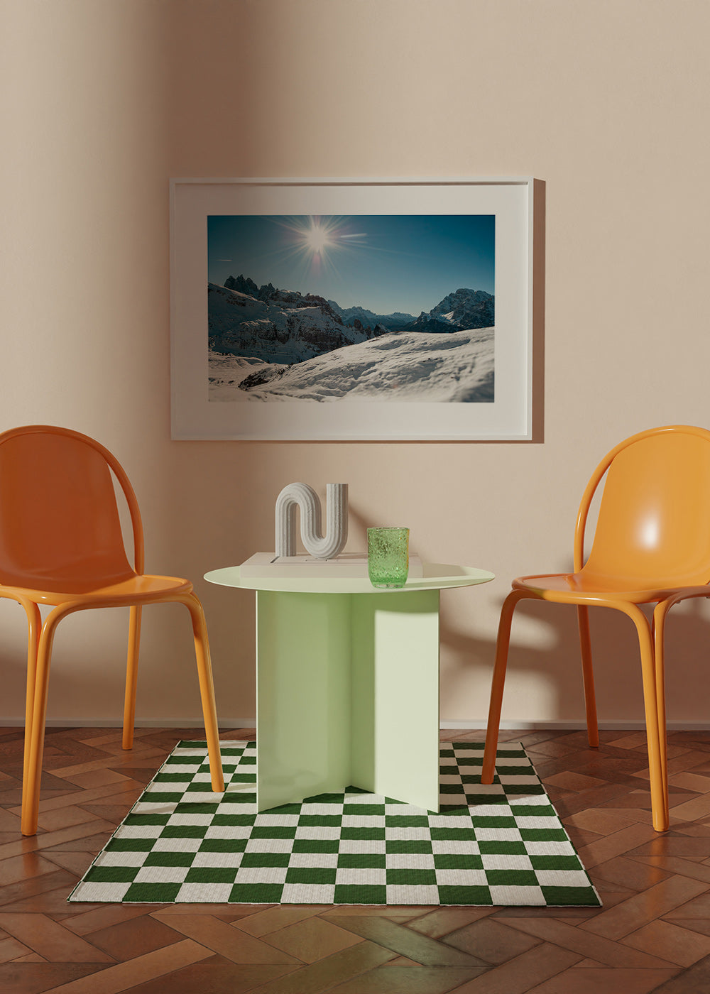Landschaftskunst: verschneite Bergkette mit hellem Sonnenschein