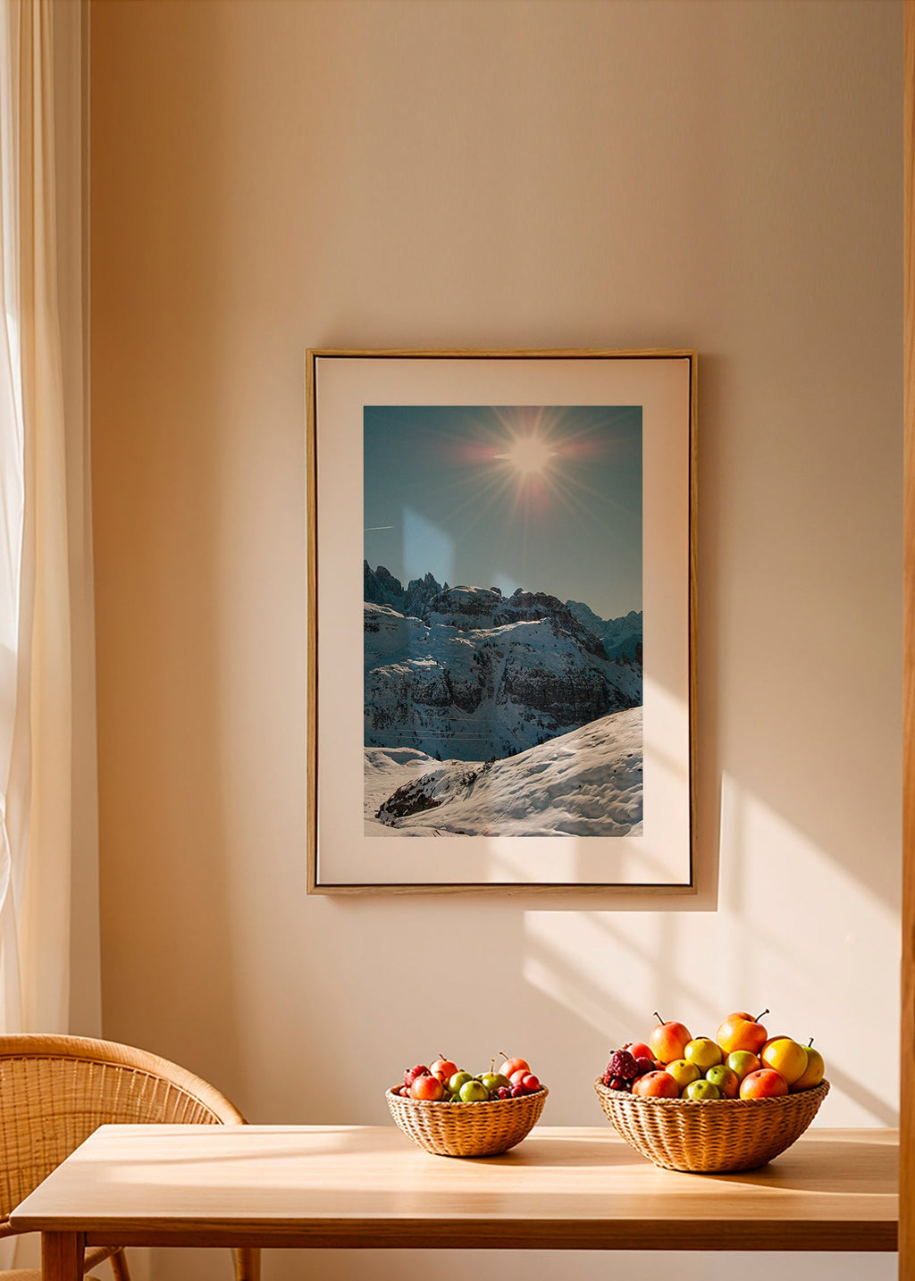 Küstenlandschaft: verschneite Gipfel mit strahlender Sonne