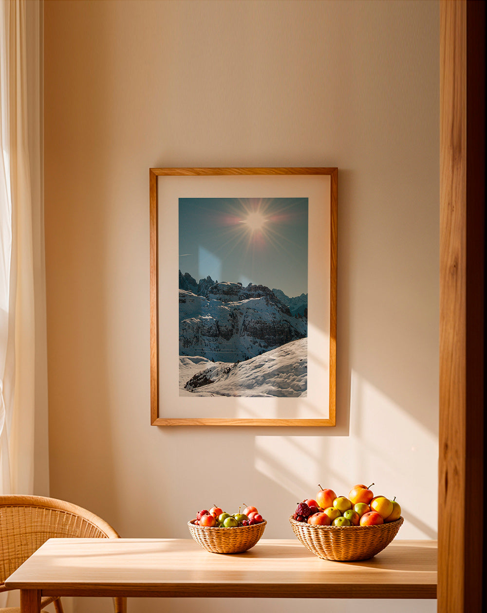 Küstenlandschaft: verschneite Gipfel mit strahlender Sonne
