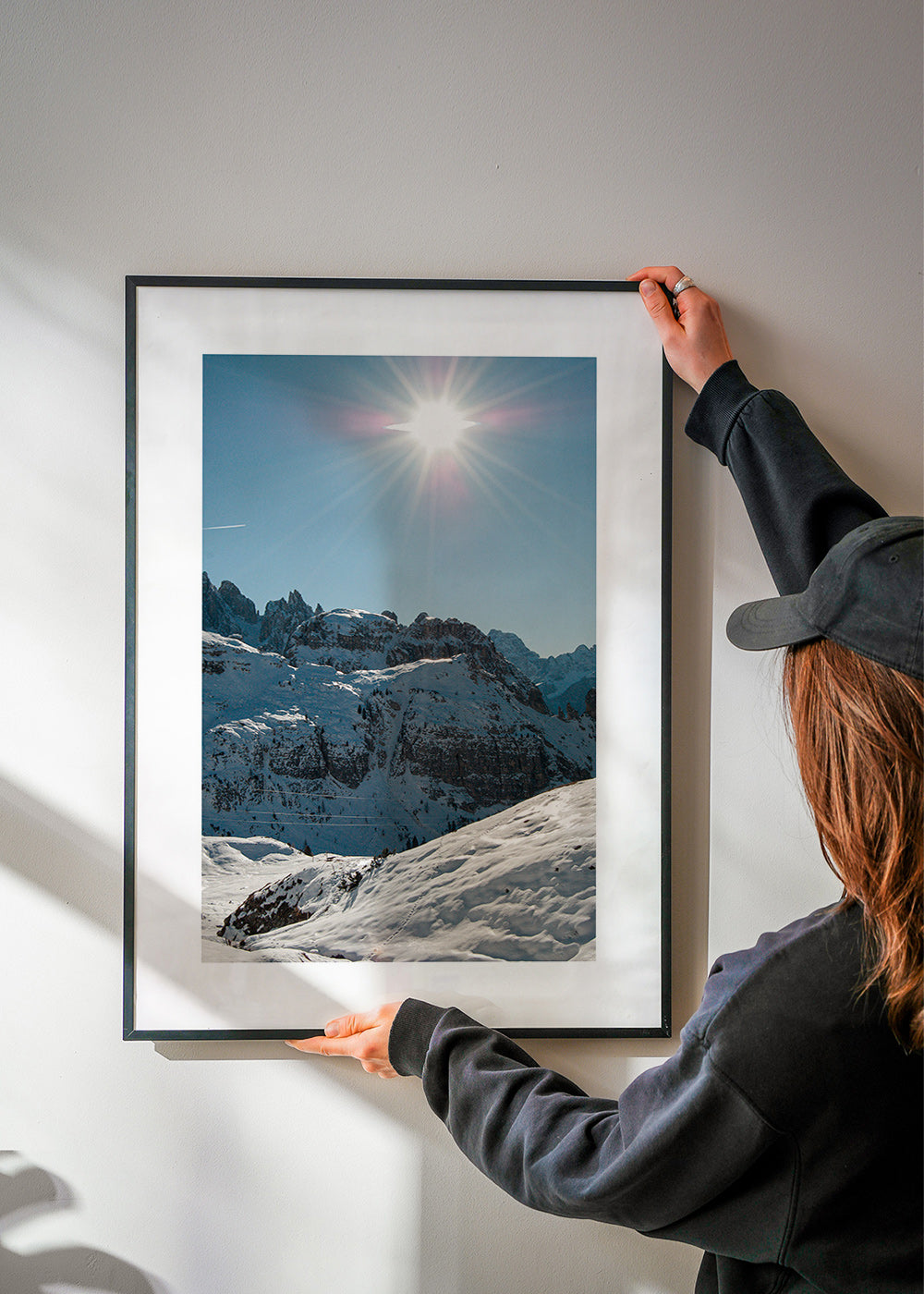 Küstenlandschaft: verschneite Gipfel mit strahlender Sonne