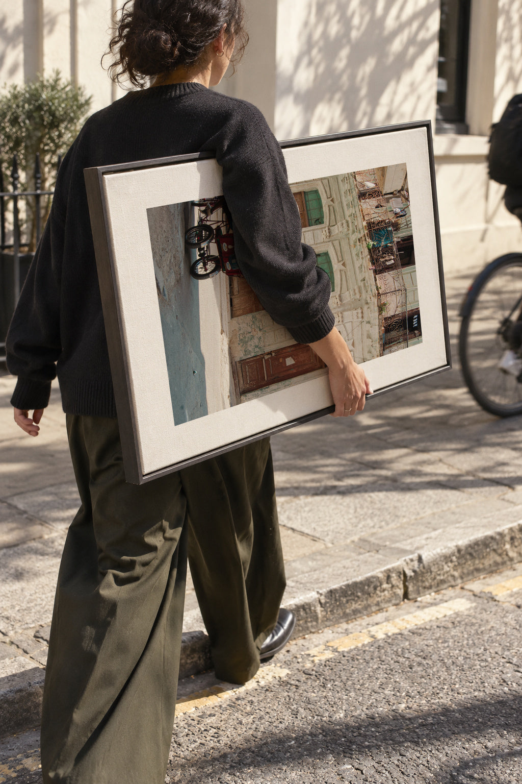 Havana Street - Framed canvas in an interior