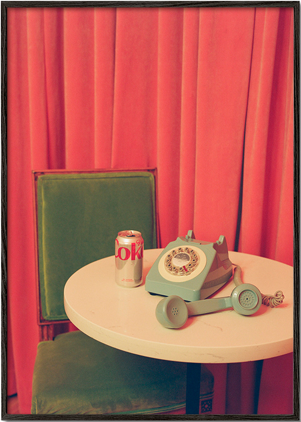 Cuadro vintage con teléfono retro sobre mesa – Black Frame