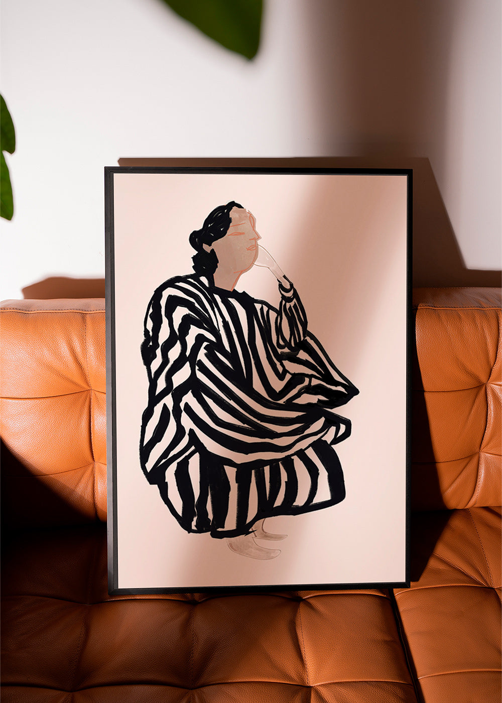 Ilustración de figura femenina con rayas gráficas – Product3