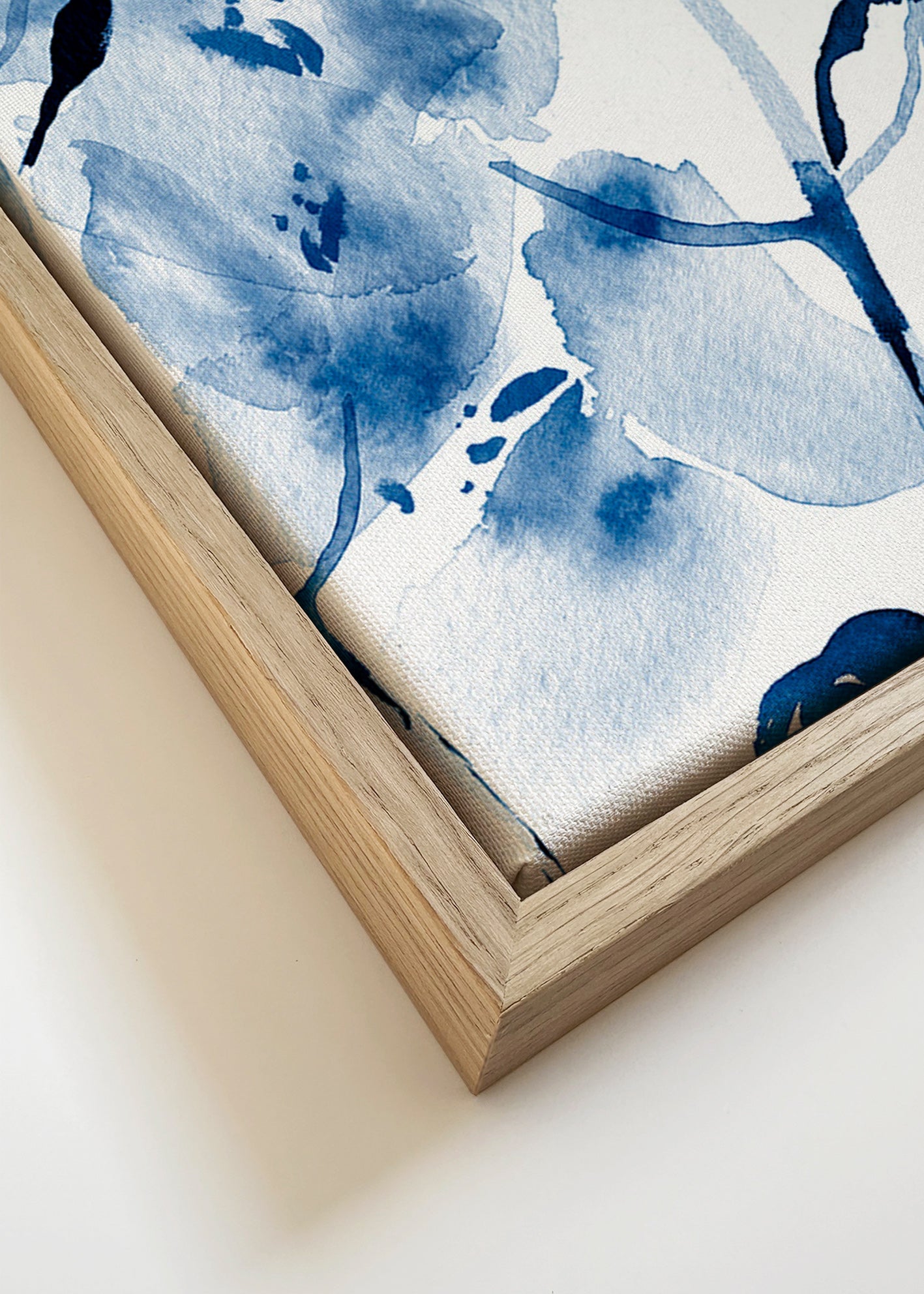 Lámina botánica en acuarela azul con aves – Canvas detail