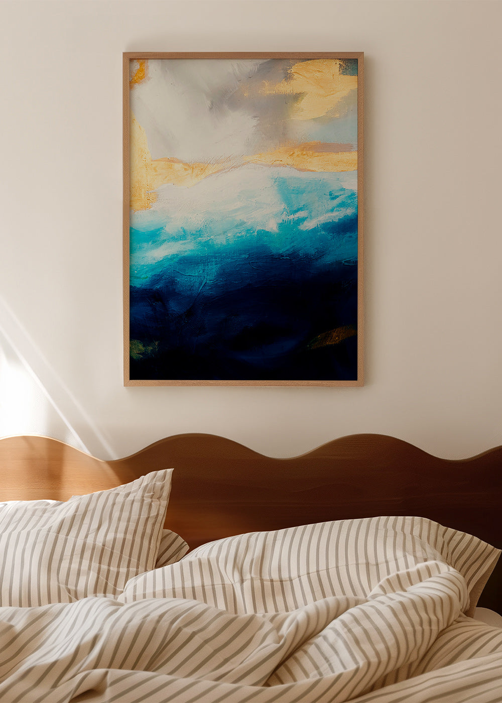 Cuadro abstracto con mar en azul y toques dorados – Product1