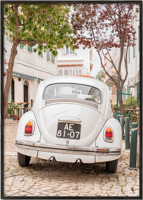Stadtbild mit klassischem Auto auf Kopfsteinpflaster – Black Frame