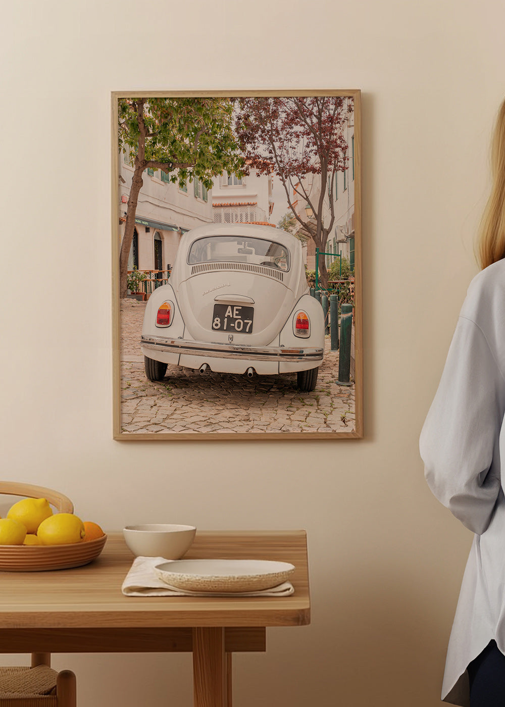 Cuadro de ciudades con coche clásico en empedrado – Product2