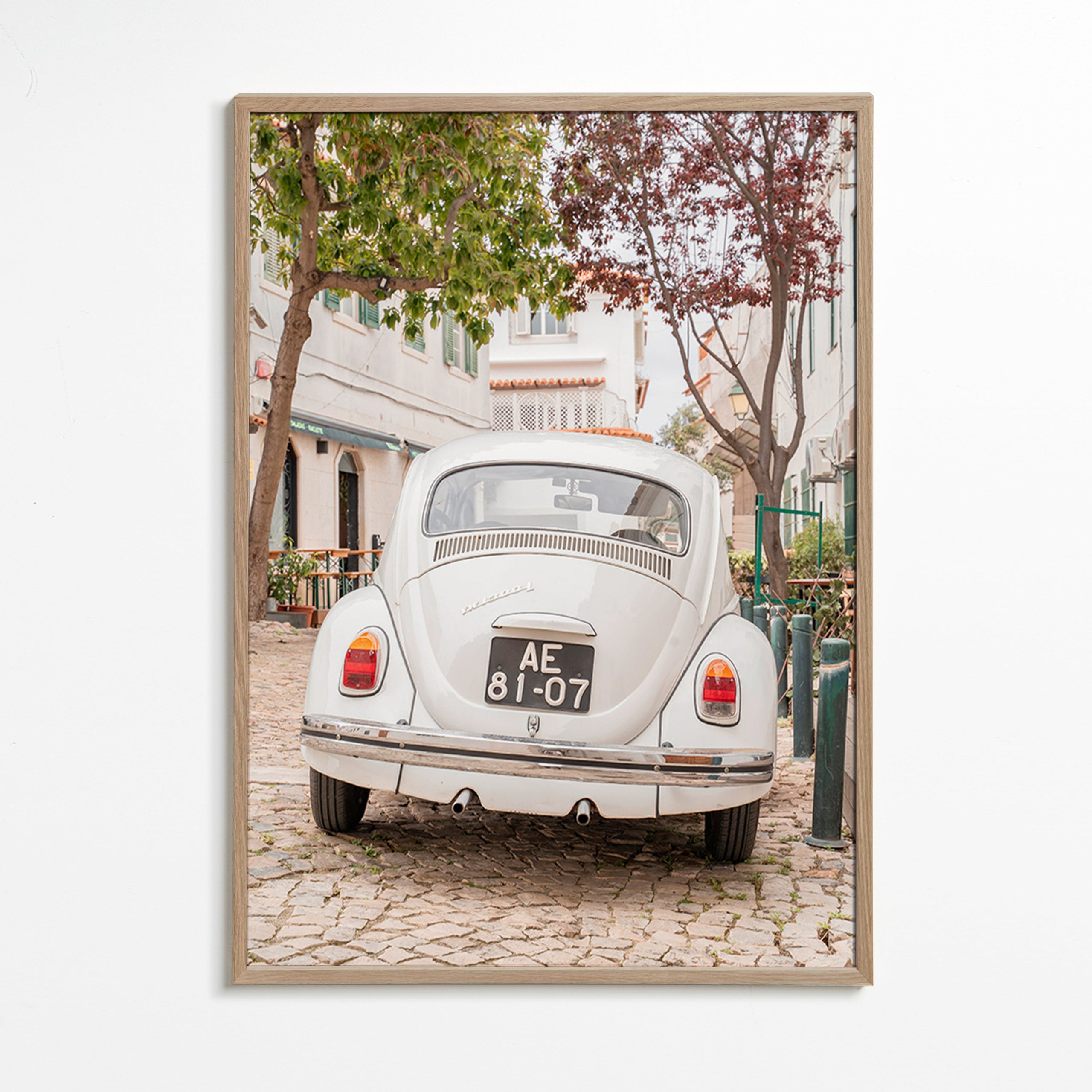 Cuadro de ciudades con coche clásico en empedrado – Oak Frame