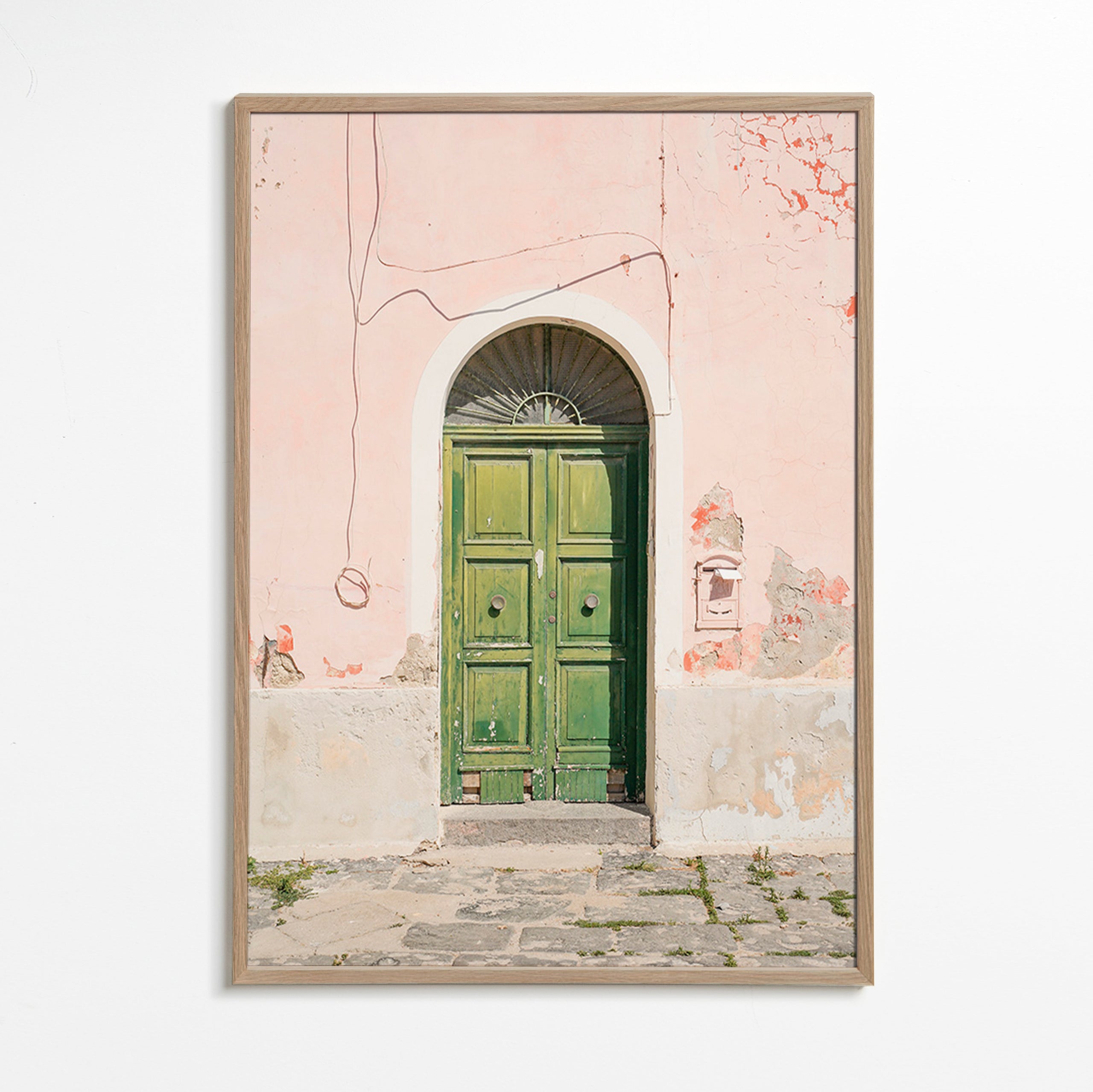 Cuadro de ciudades: puerta verde en fachada rosa – Oak Frame