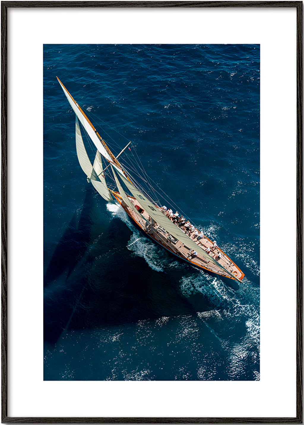 Fotografía de velero clásico en regata – Black Frame