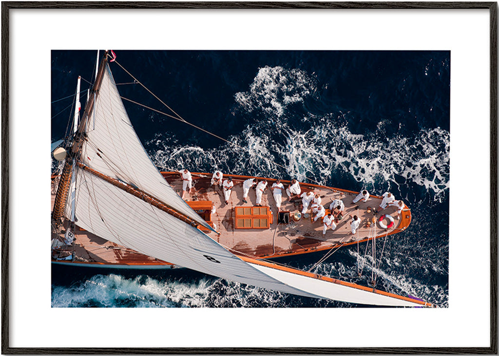 Fotografía aérea de velero en alta mar – Black Frame