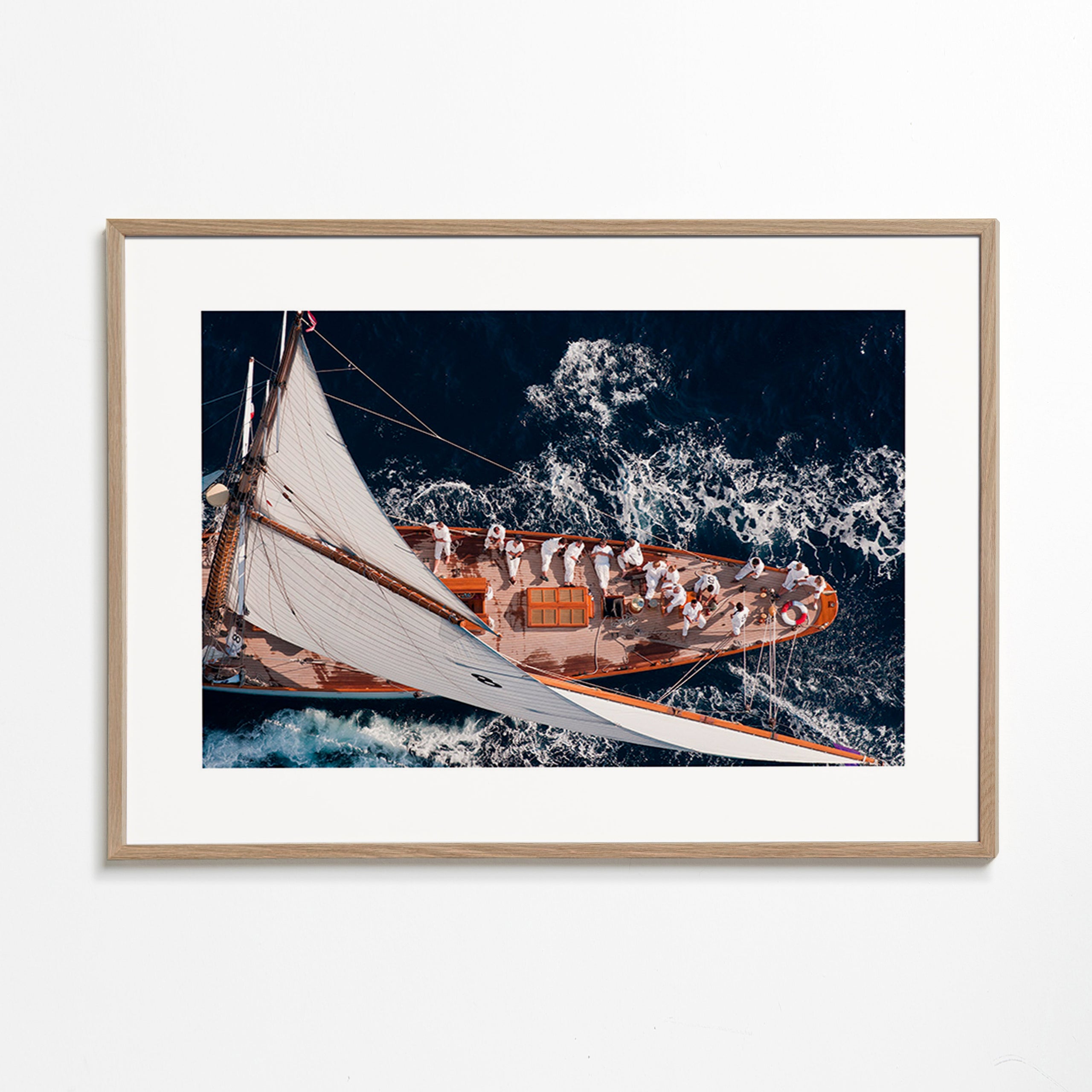 Fotografía aérea de velero en alta mar – Oak Frame