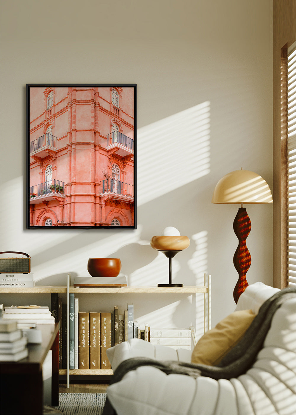 Cuadro de ciudades con fachada rosada y balcones – Canvas2