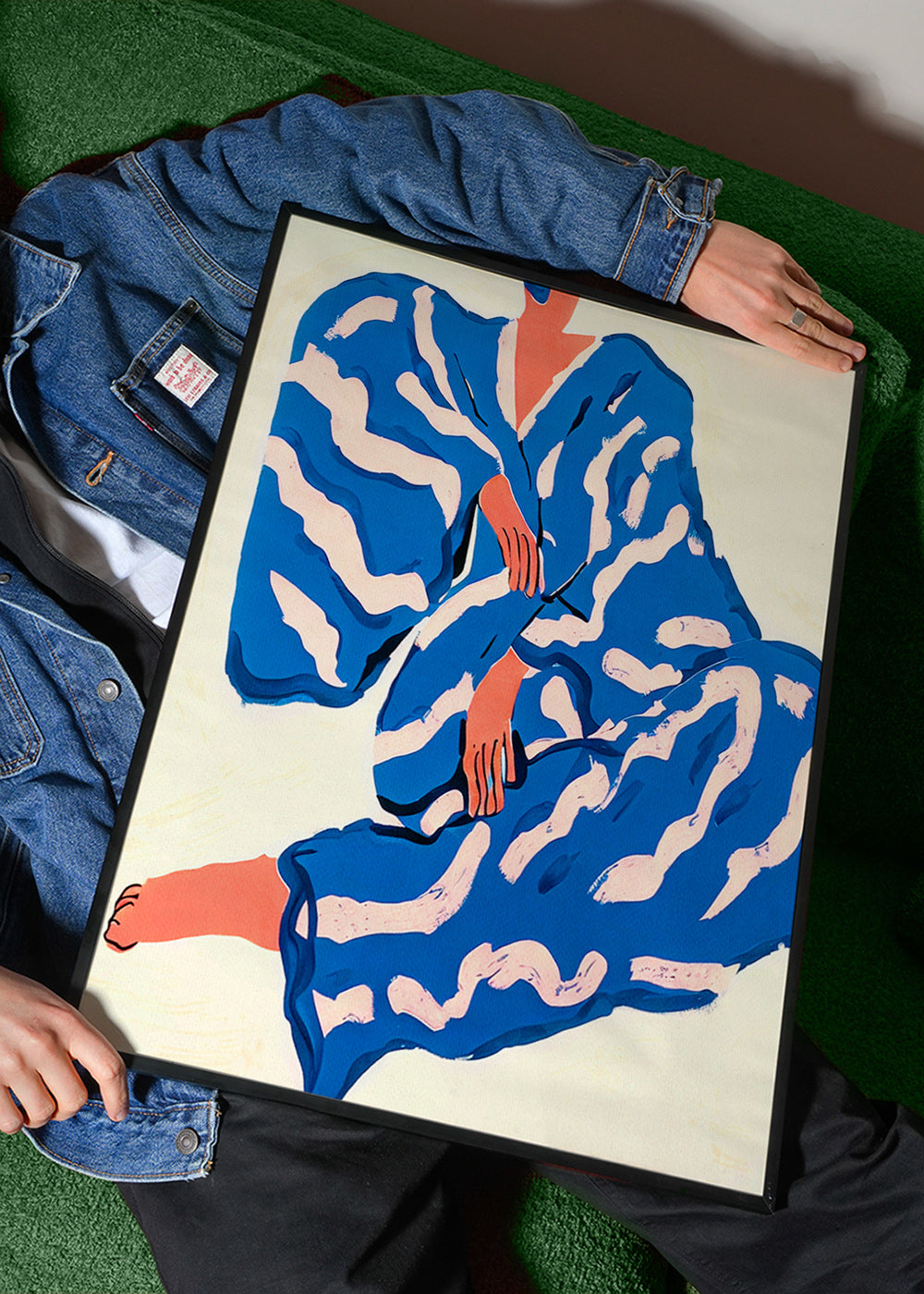 Ilustración de figura con bata azul y motivos orgánicos – Product1