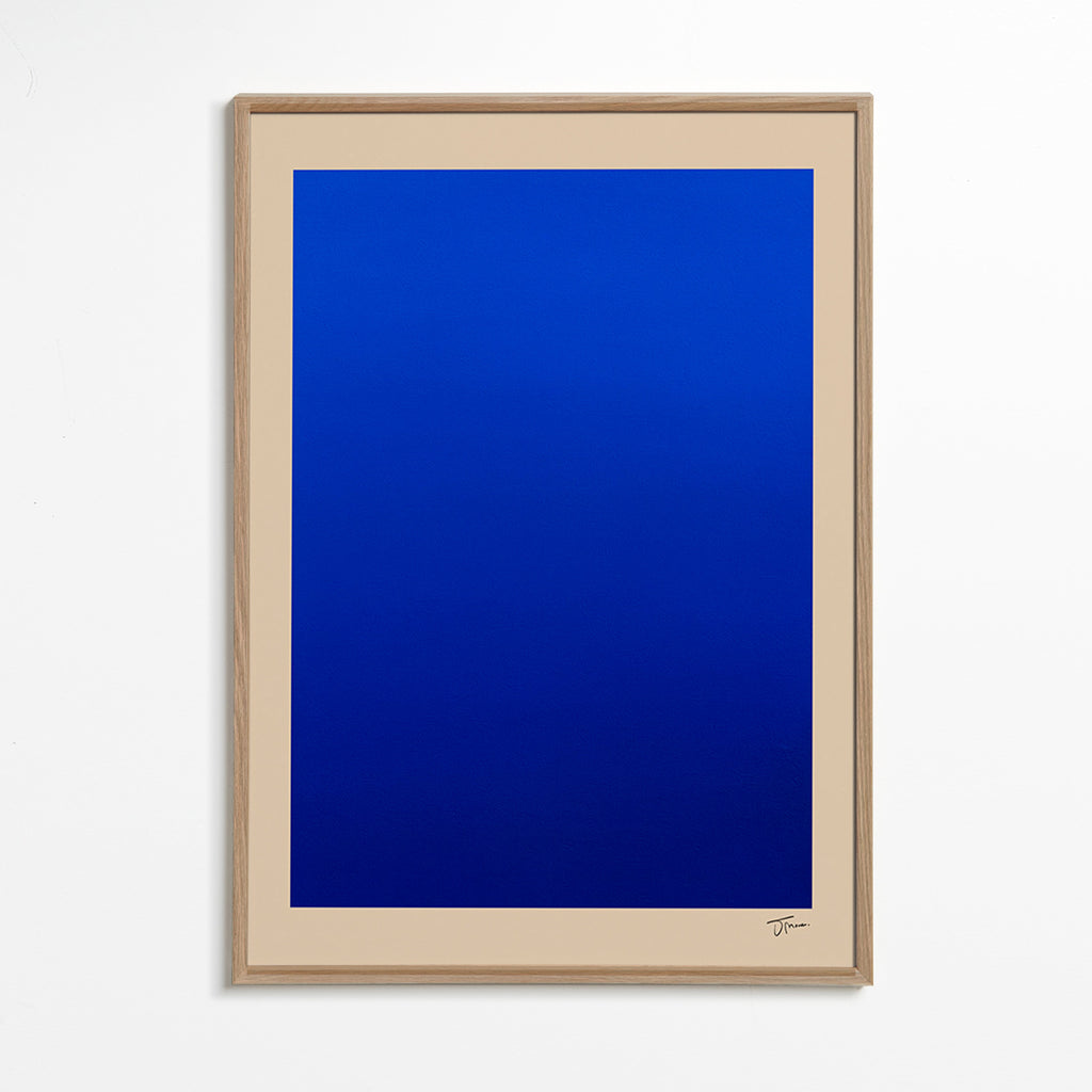 Cuadro abstracto con campo azul y borde beige – Oak Frame