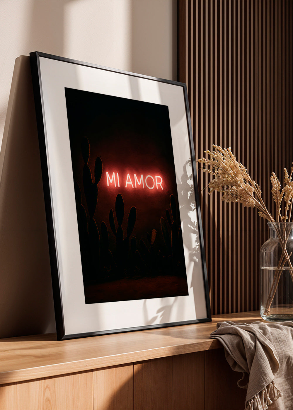 Fotografía artística: letrero neón "Mi Amor" sobre cactus – Product1