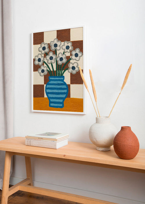 Lámina botánica: jarrón azul con flores y fondo ajedrezado – Product1
