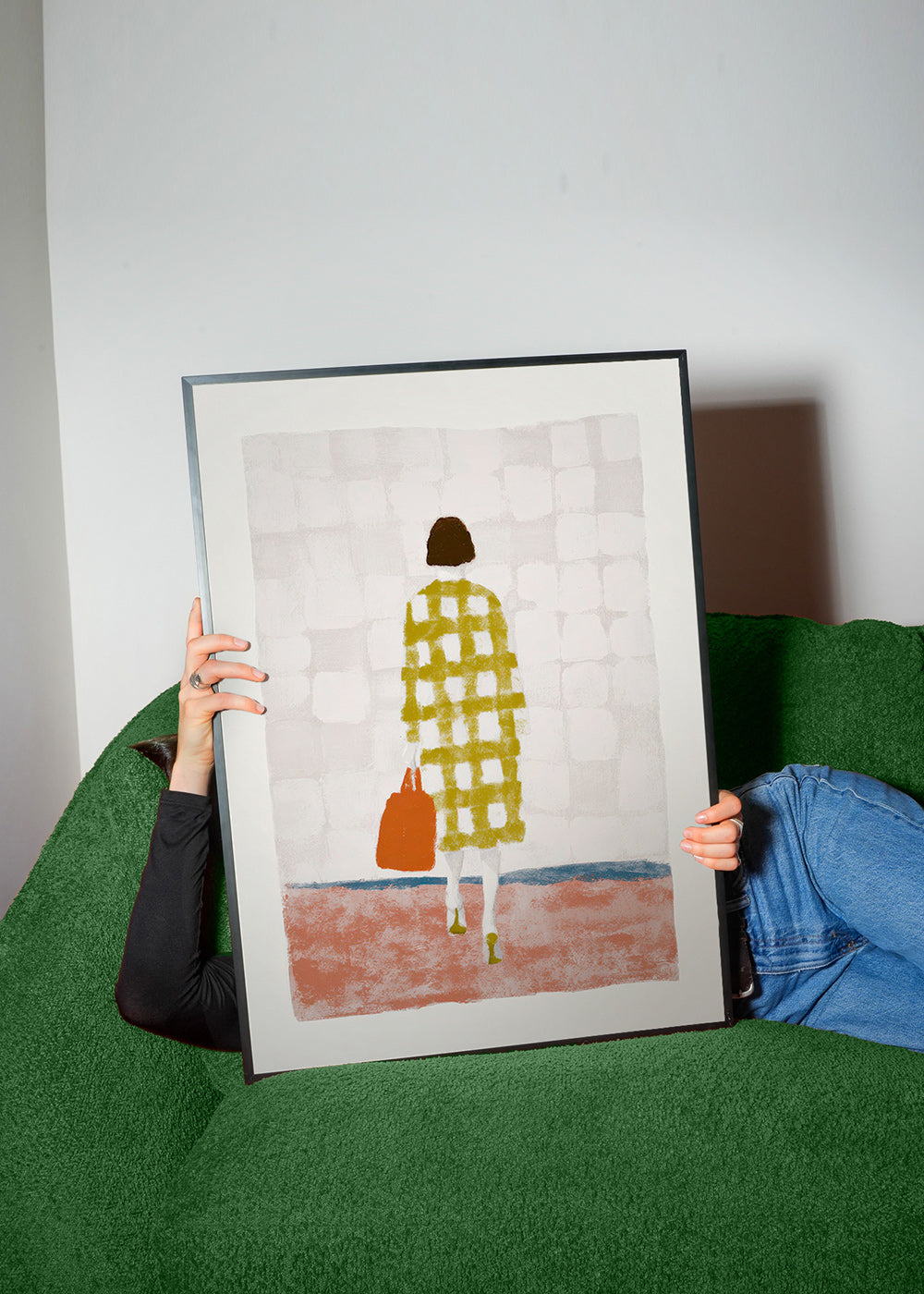 Ilustración de mujer de espaldas con abrigo a cuadros – Product2