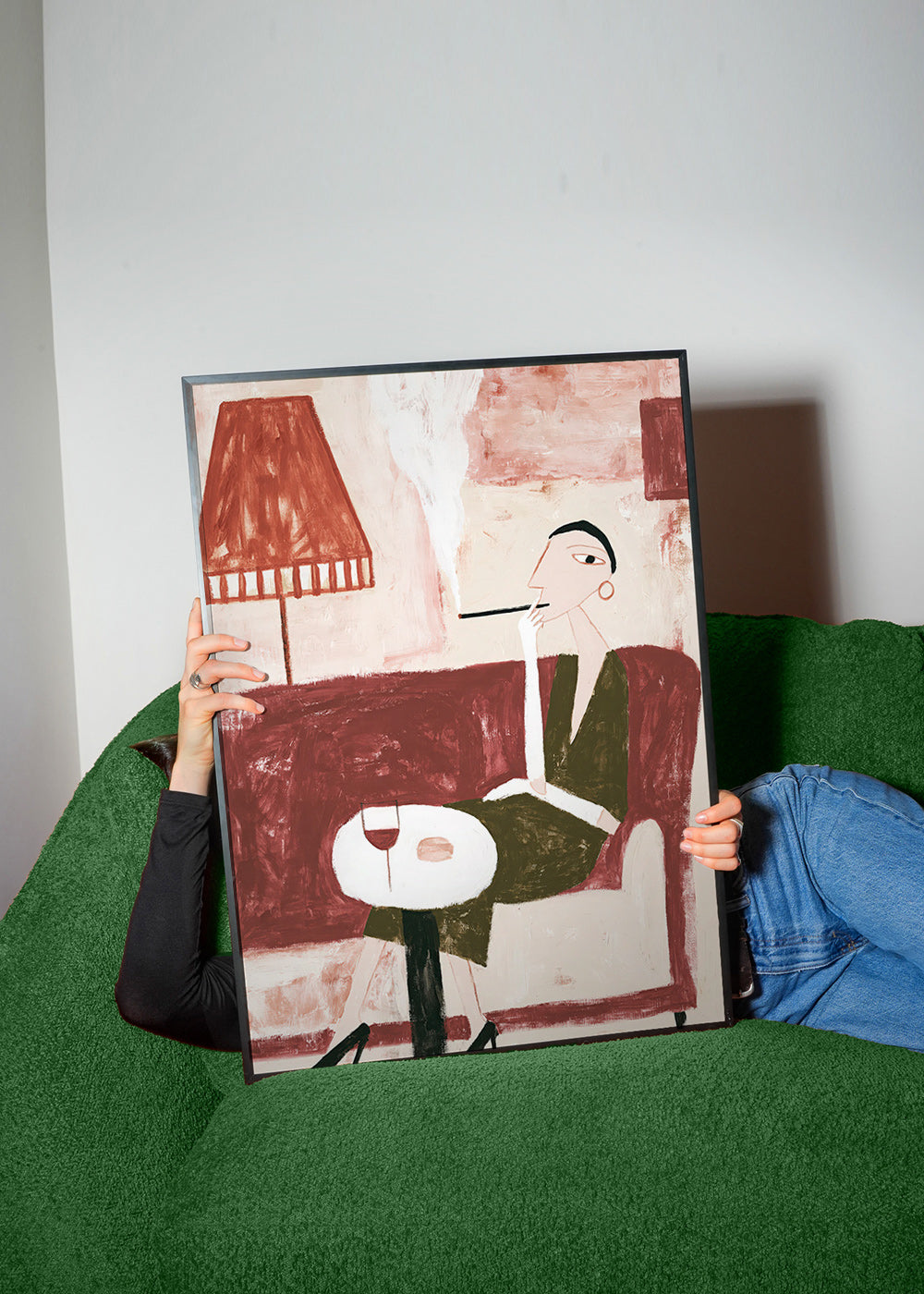 Küchenkunst mit sitzender Figur und Wein