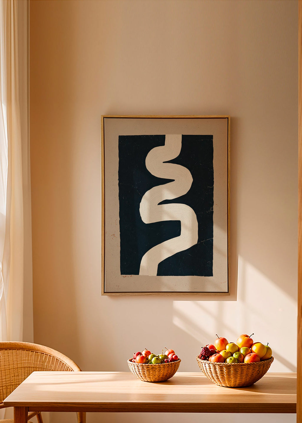 Minimalistisches Motiv weiße Kurve auf dunklem Feld