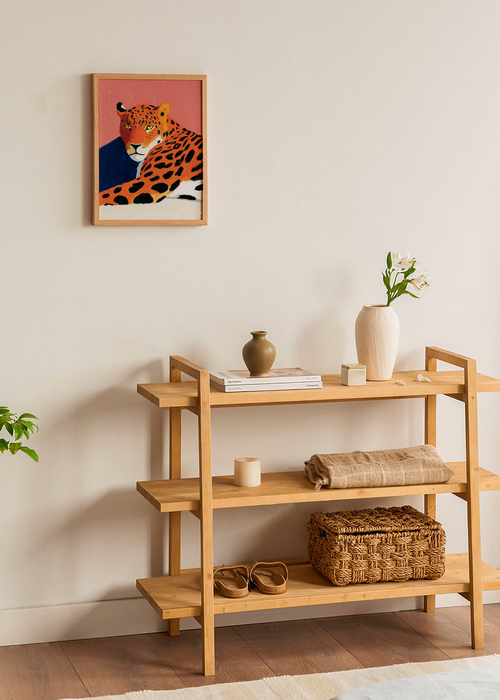 Kunstwerk: Ruhender Leopard vor rosa Hintergrund