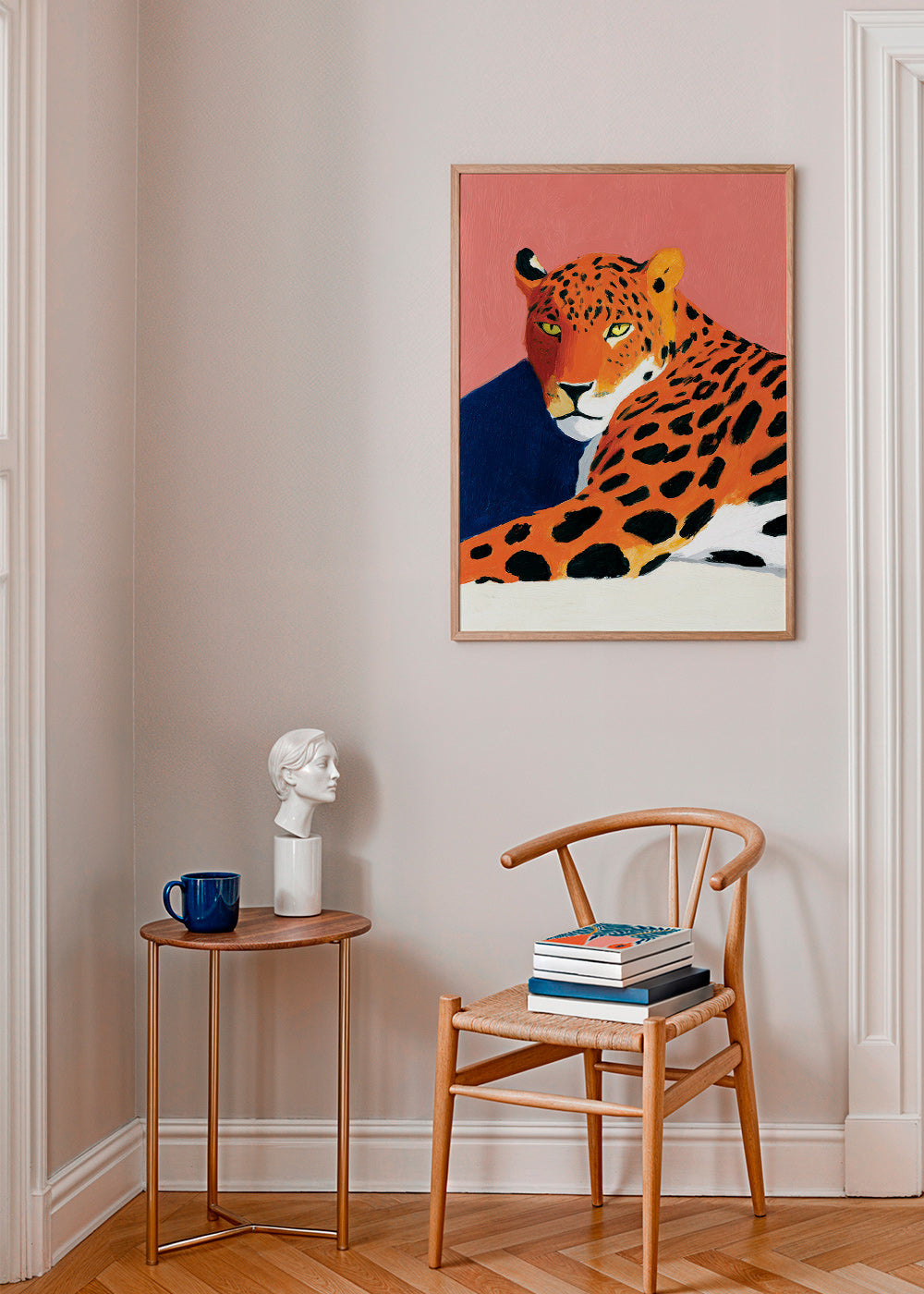 Kunstwerk: Ruhender Leopard vor rosa Hintergrund