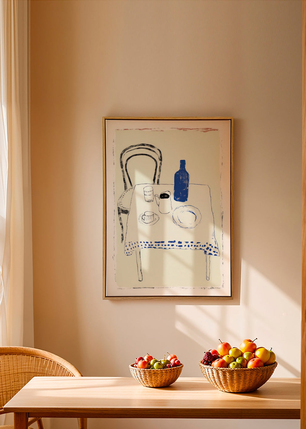 Küchenkunst mit blauer Flasche und reduzierter Geschirransicht