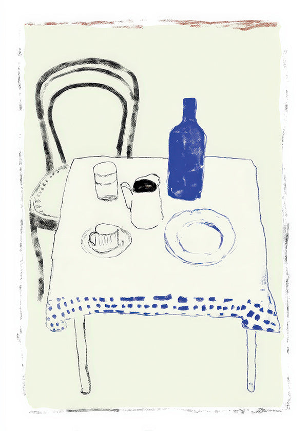 Küchenkunst mit blauer Flasche und reduzierter Geschirransicht