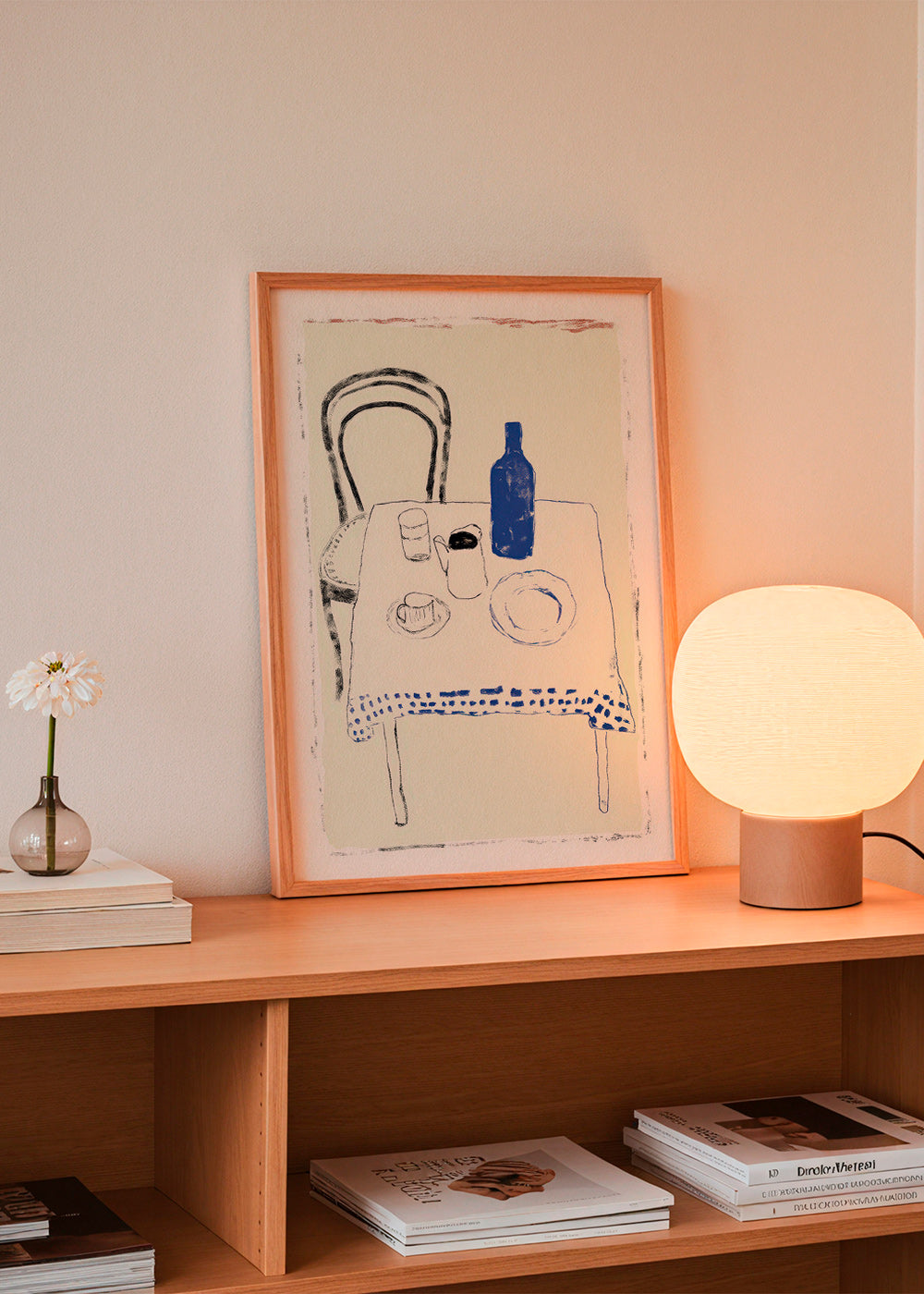 Küchenkunst mit blauer Flasche und reduzierter Geschirransicht