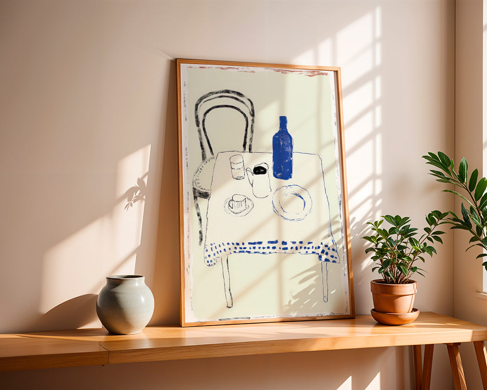 Küchenkunst mit blauer Flasche und reduzierter Geschirransicht