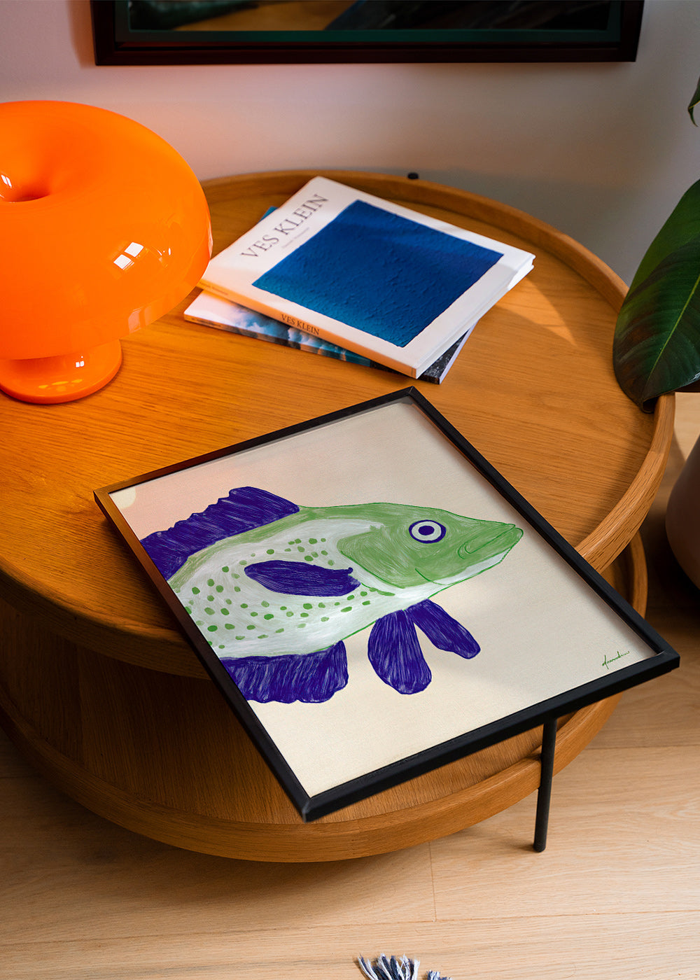 Fisch-Illustration mit grünem Körper und blauen Strichen