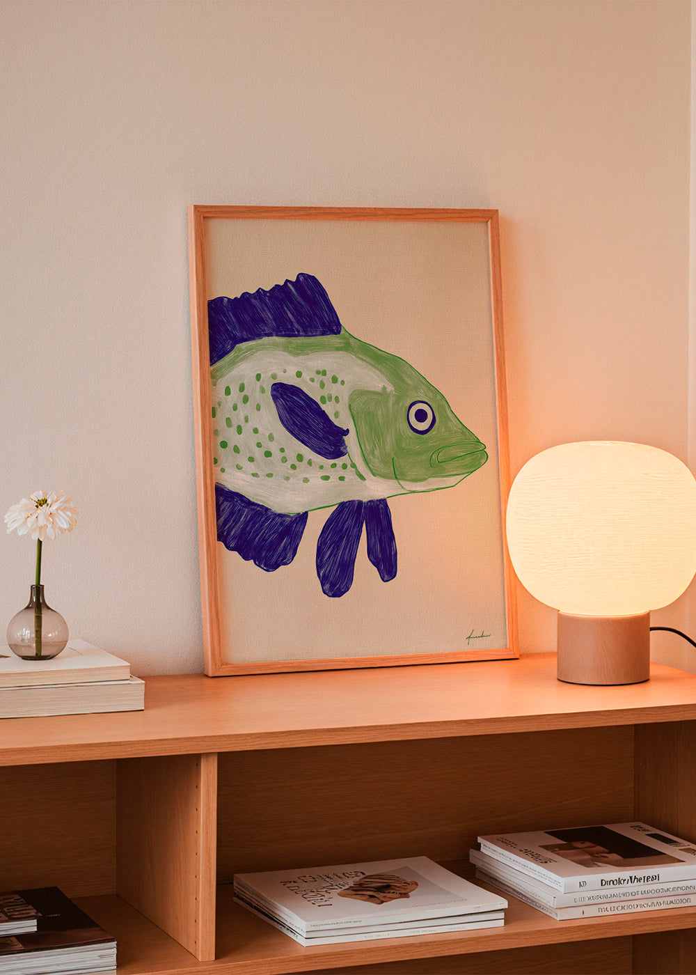 Fisch-Illustration mit grünem Körper und blauen Strichen