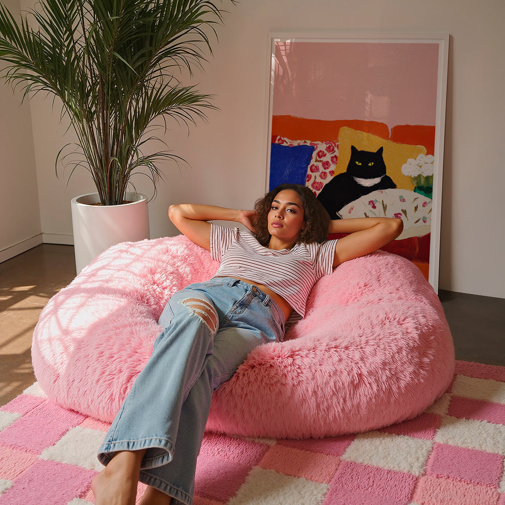 Kunstwerk schwarze Katze auf buntem Sofa