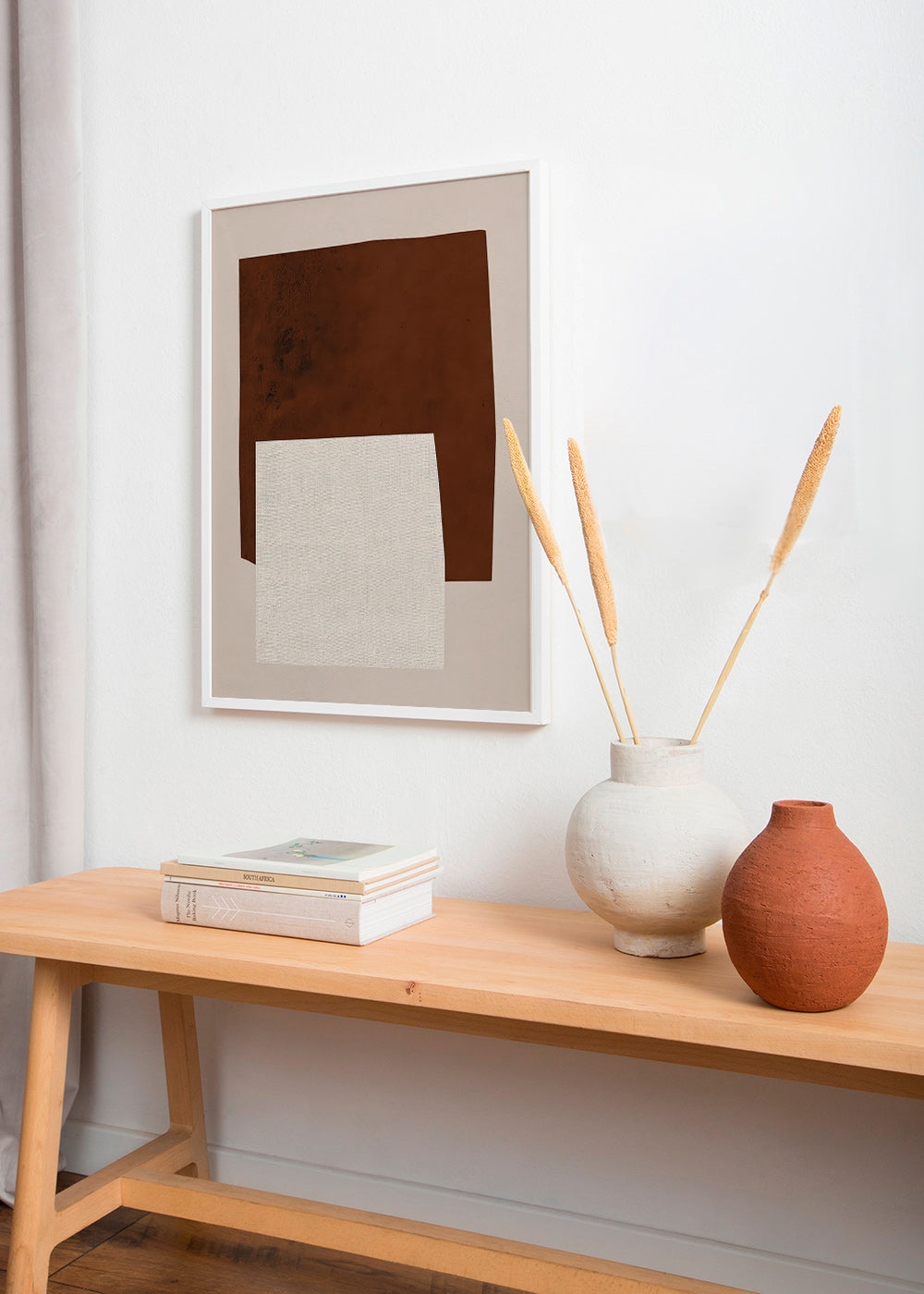 Minimalistisches Bild mit braunen und cremefarbenen Formen