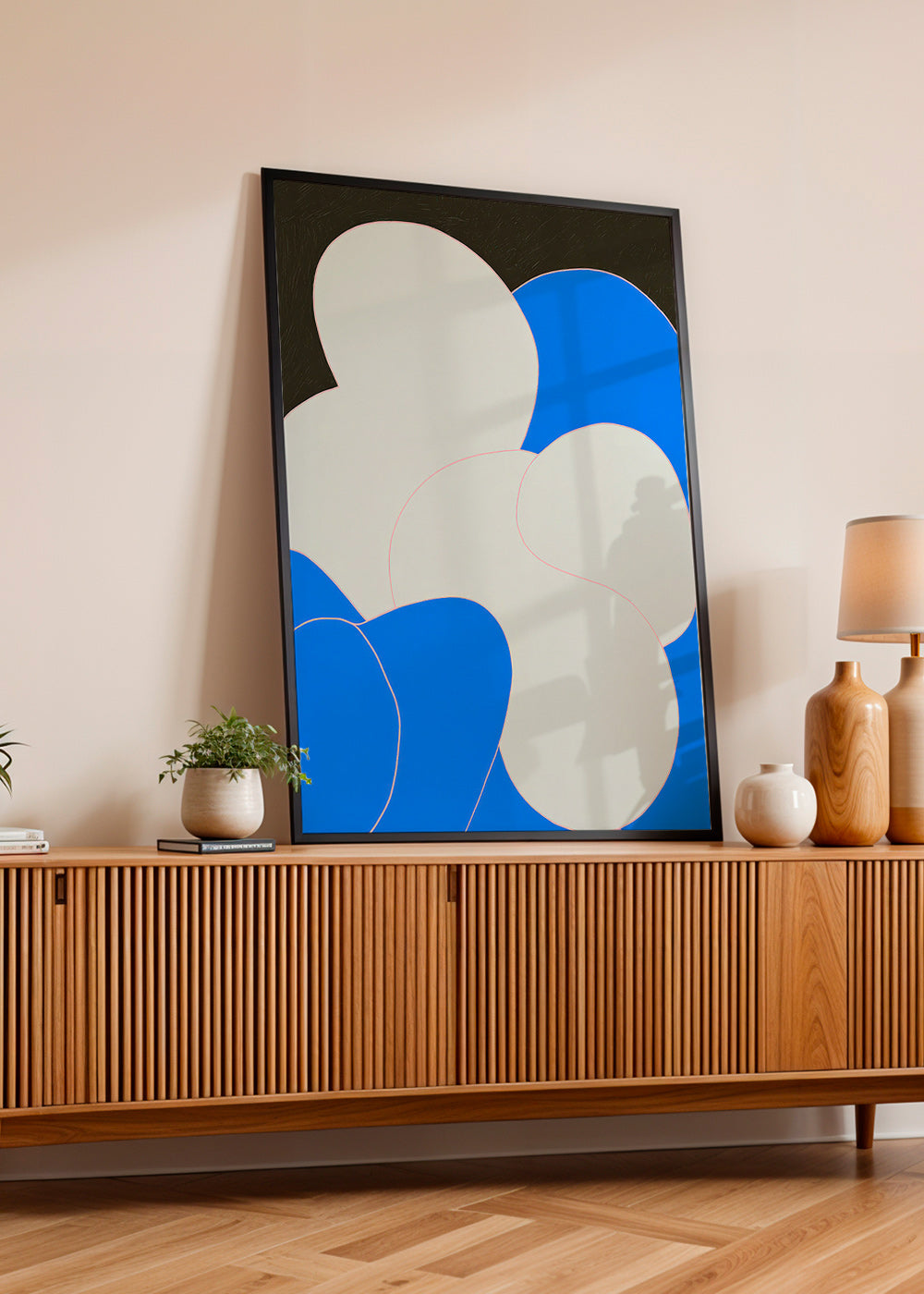 Abstraktes Bild mit organischen Blau-Weiß-Formen