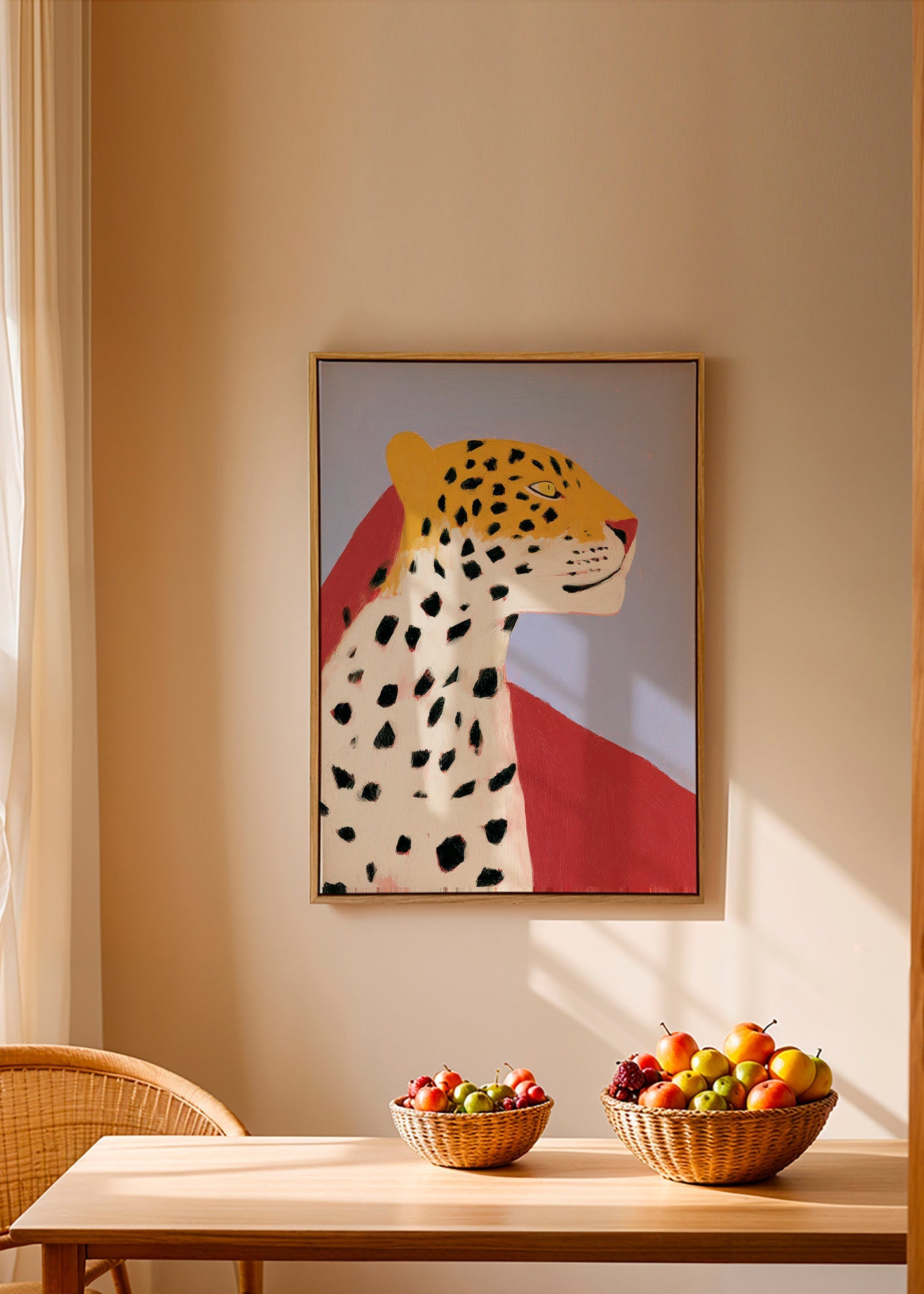 Leopard im Profil vor lavendelfarbenem Hintergrund