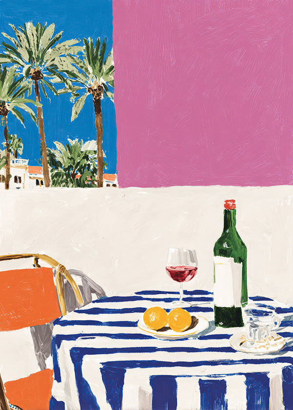 Küchenkunst mit gestreiftem Tisch, Wein und Palmen