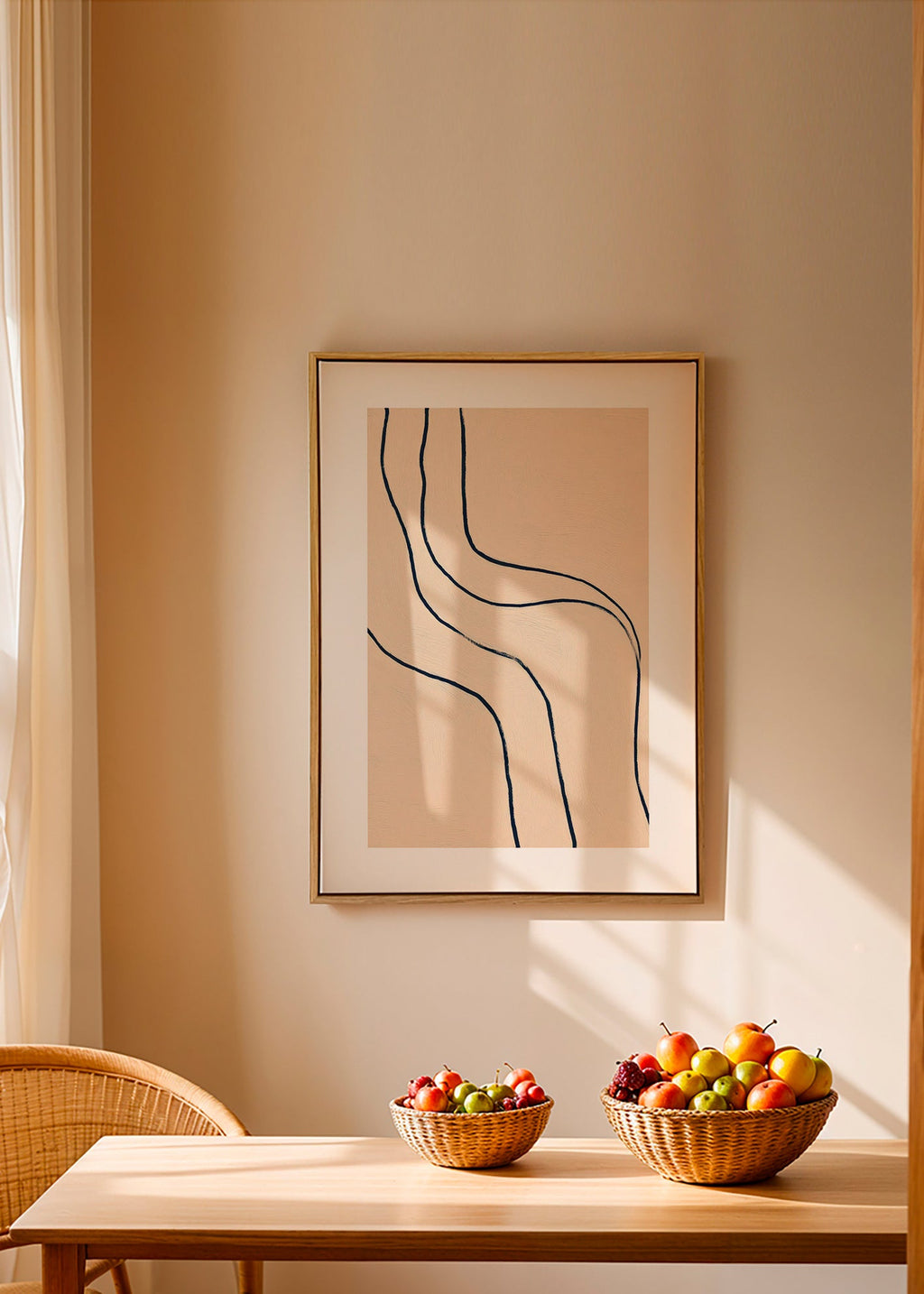 Minimalistisches Bild mit fließenden Linien auf Beige