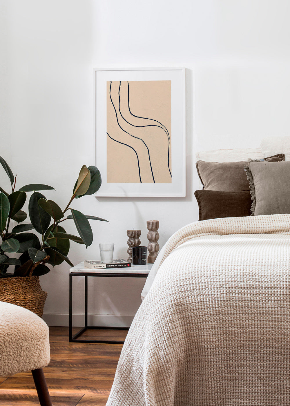 Minimalistisches Bild mit fließenden Linien auf Beige