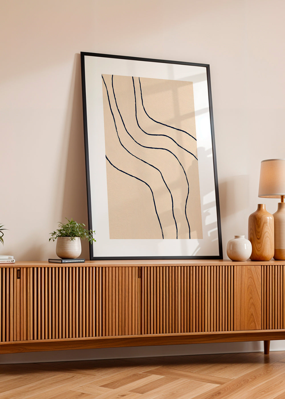 Minimalistisches Bild mit organischen Linien in Beige