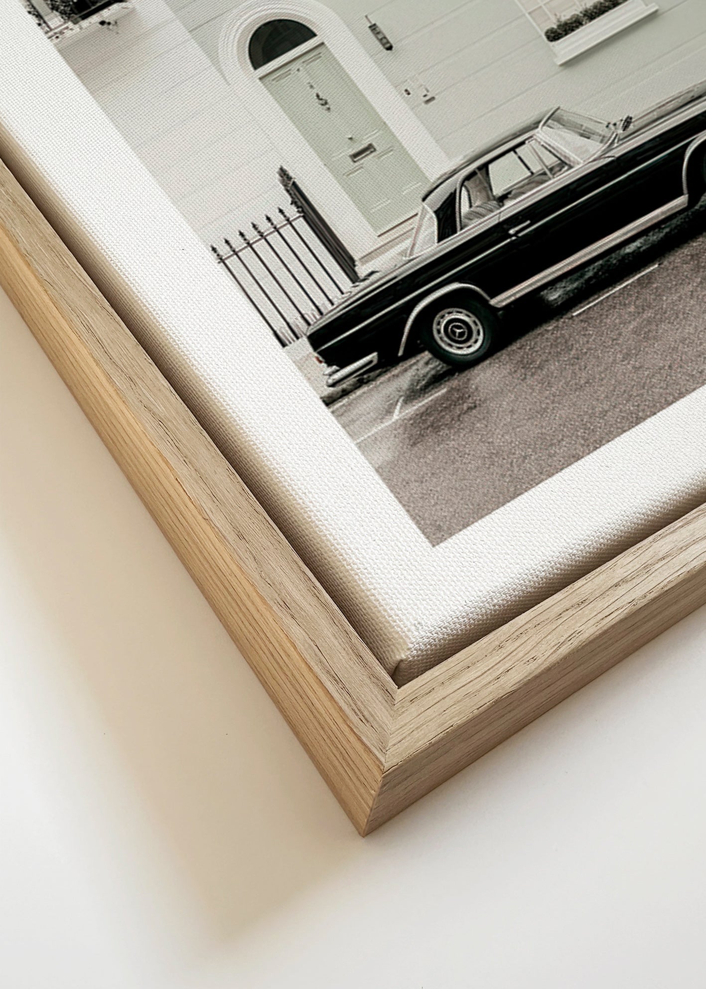 Vintage-Druck klassisches Auto vor städtischer Fassade
