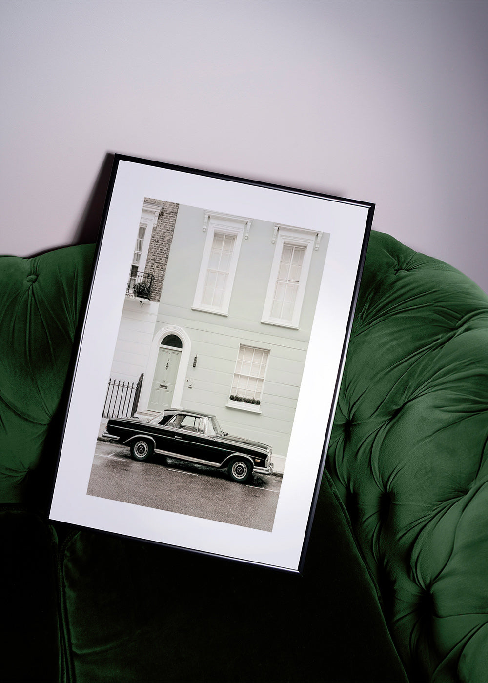Vintage-Druck klassisches Auto vor städtischer Fassade